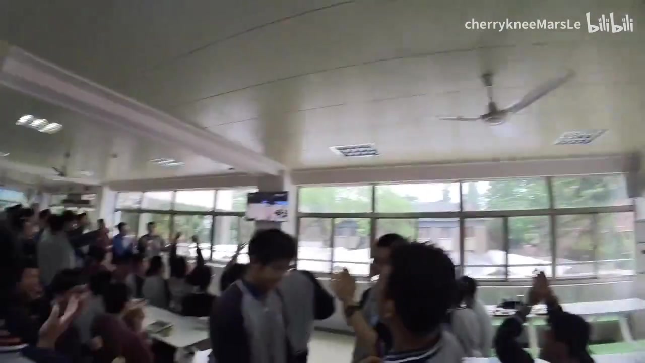  穆雷昨日绝杀送湖人出局，杭州某高中食堂集体观看，许多人大喊着“回家吧！