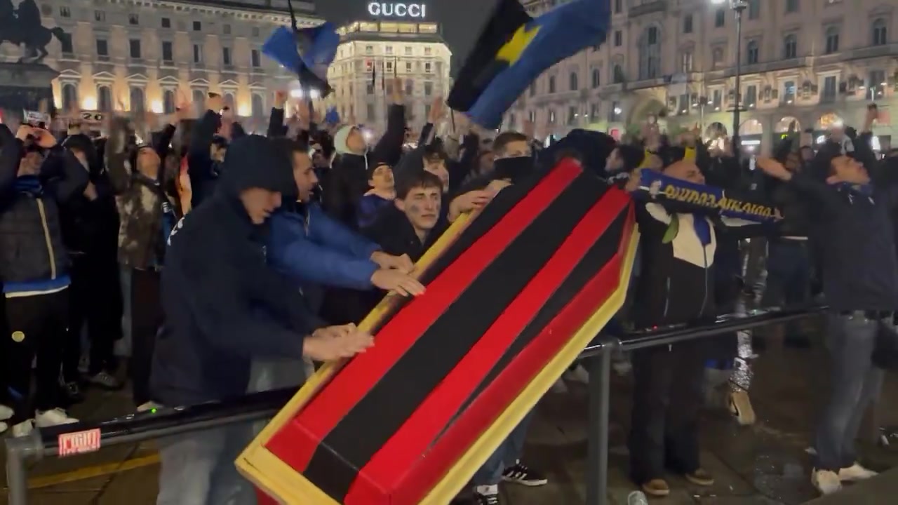  疯狂！昨晚，国米球迷在米兰大教堂前放置了米兰颜色的棺材⚰️
