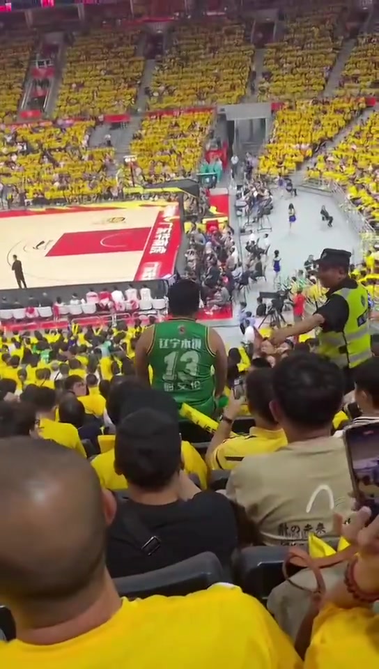  勇士啊！昨晚辽粤大战G3，一名辽宁球迷身穿郭艾伦球衣，孤身一人绿衣对黄衣