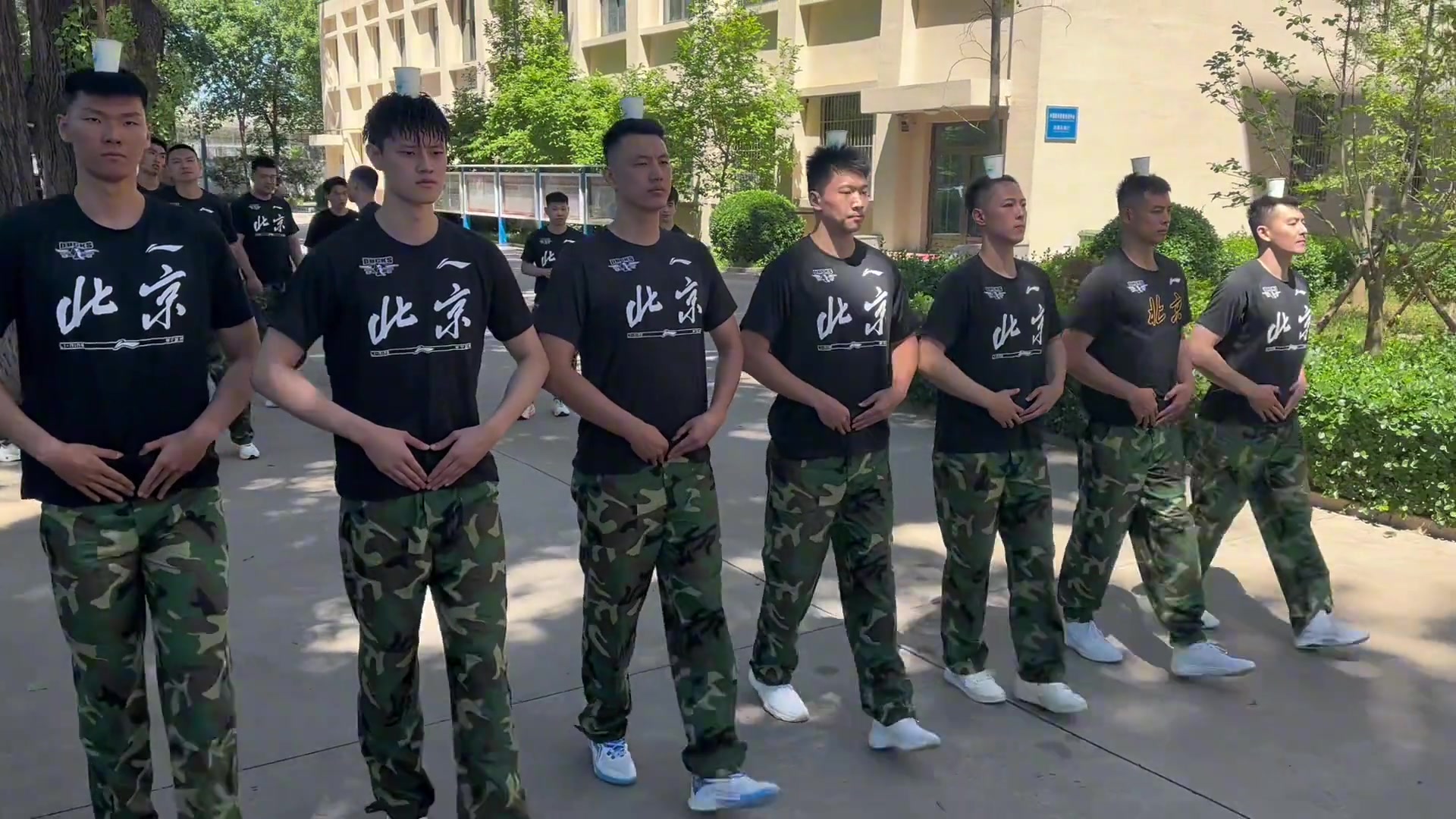 身稳 心稳！北京男篮军训进行头顶纸杯走路训练
